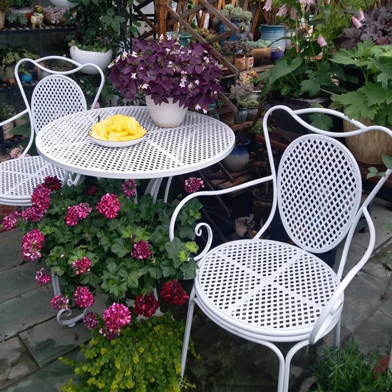 Table et chaise C blanc-une table deux chaises