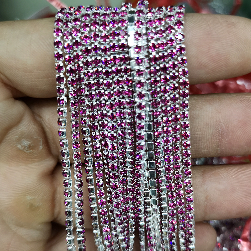 Base plateada con rojo violeta.