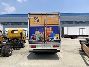 东风新款2吨柴油迷你箱式货车4x2左转向欧2排放标准待售