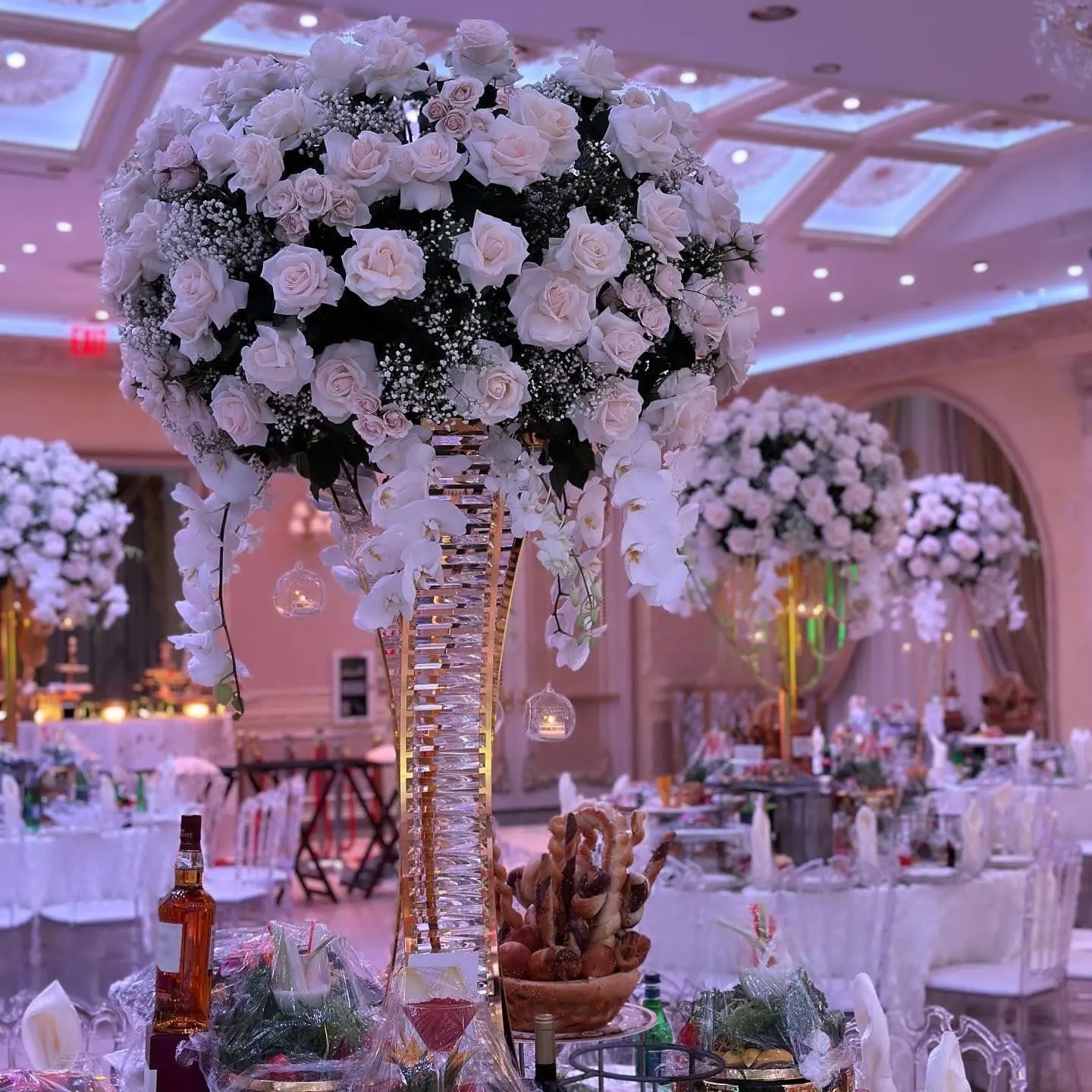 Tenda a fiori in metallo dorato lucido con vasi di perline di cristallo centrotavola e supporto per fiori per la decorazione della tavola di nozze