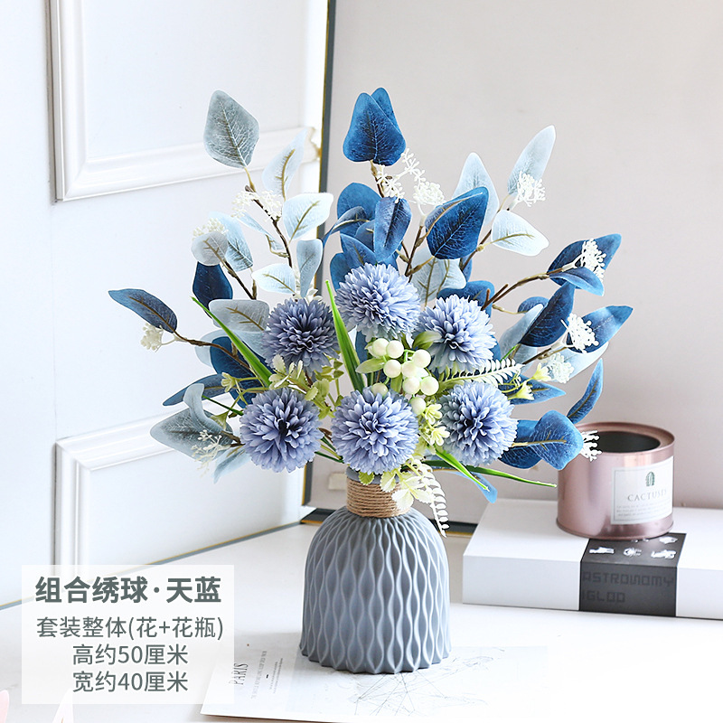Jarrón de plástico con hortensias combinadas en azul celeste.