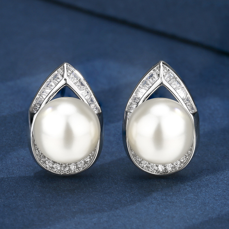 Boucles d'oreilles puces en perles blanches platine