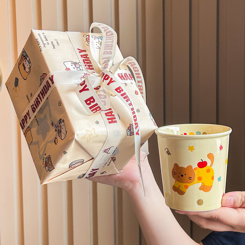 Caja de regalo de mano con taza de gatito amarillo