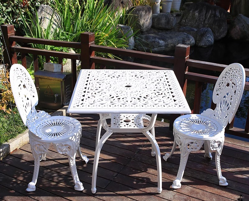 Couronne deux chaises couronne 70 table carrée-blanc