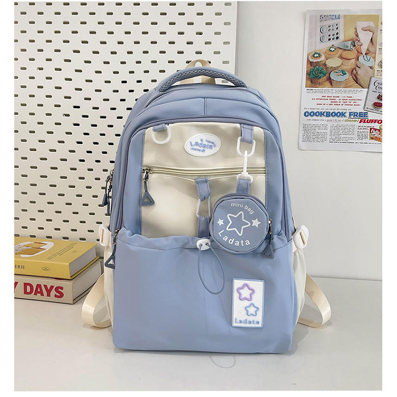 Le bleu est livré avec un petit sac.