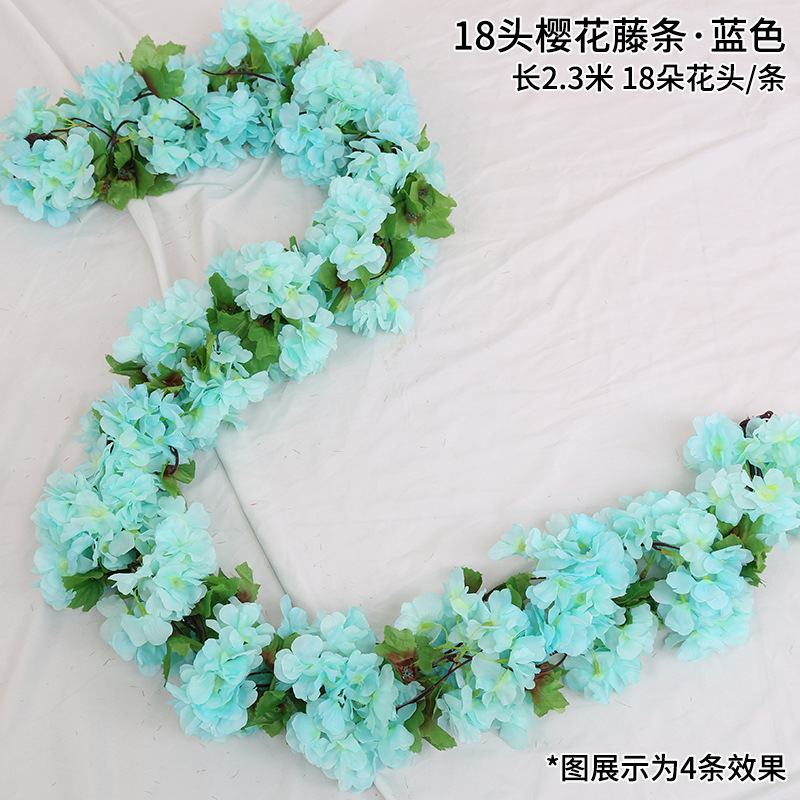 Une vigne de fleurs de cerisier bleues