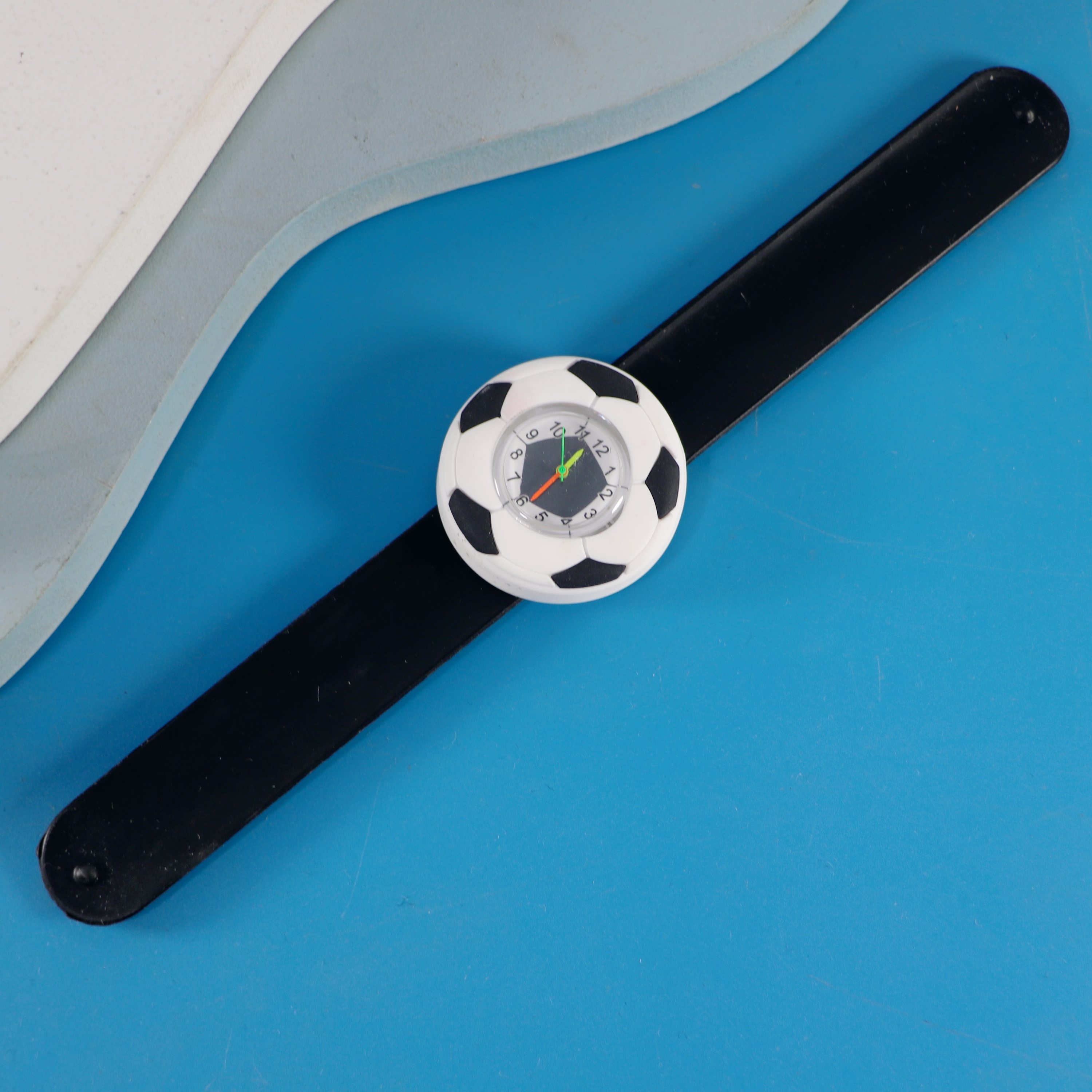 Correa de reloj negra con estampado de fútbol.