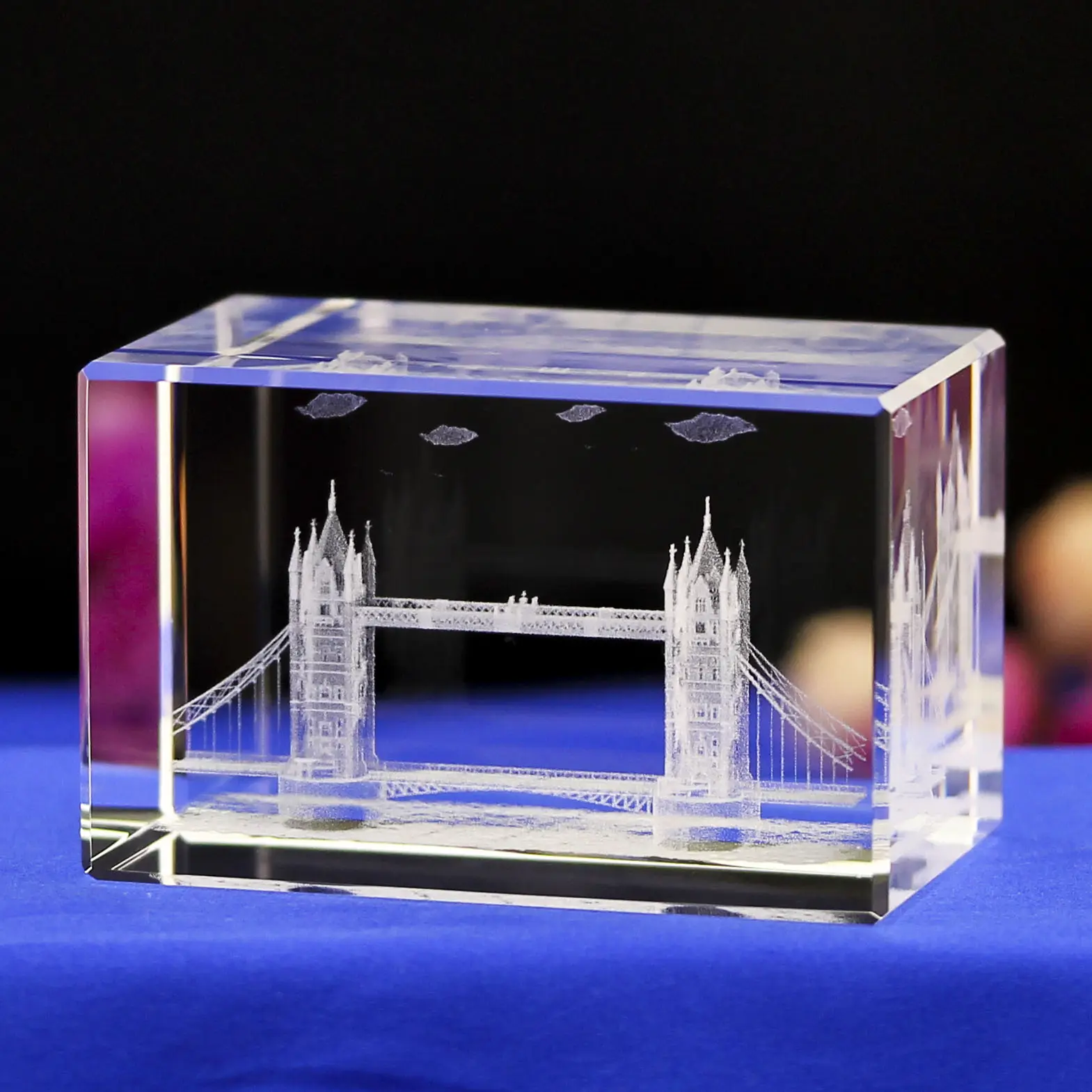 Großhandel Kristall Tisch uhr Desktop-Dekoration London Gebäude Bild Uhr für Hochzeits gast Geschenk Business Souvenir