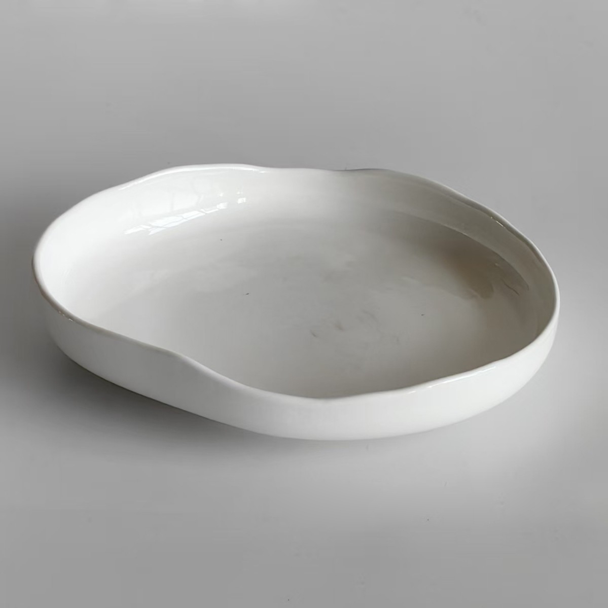 Plato hondo Stone de 8.5 pulgadas - interior beige, exterior blanco.