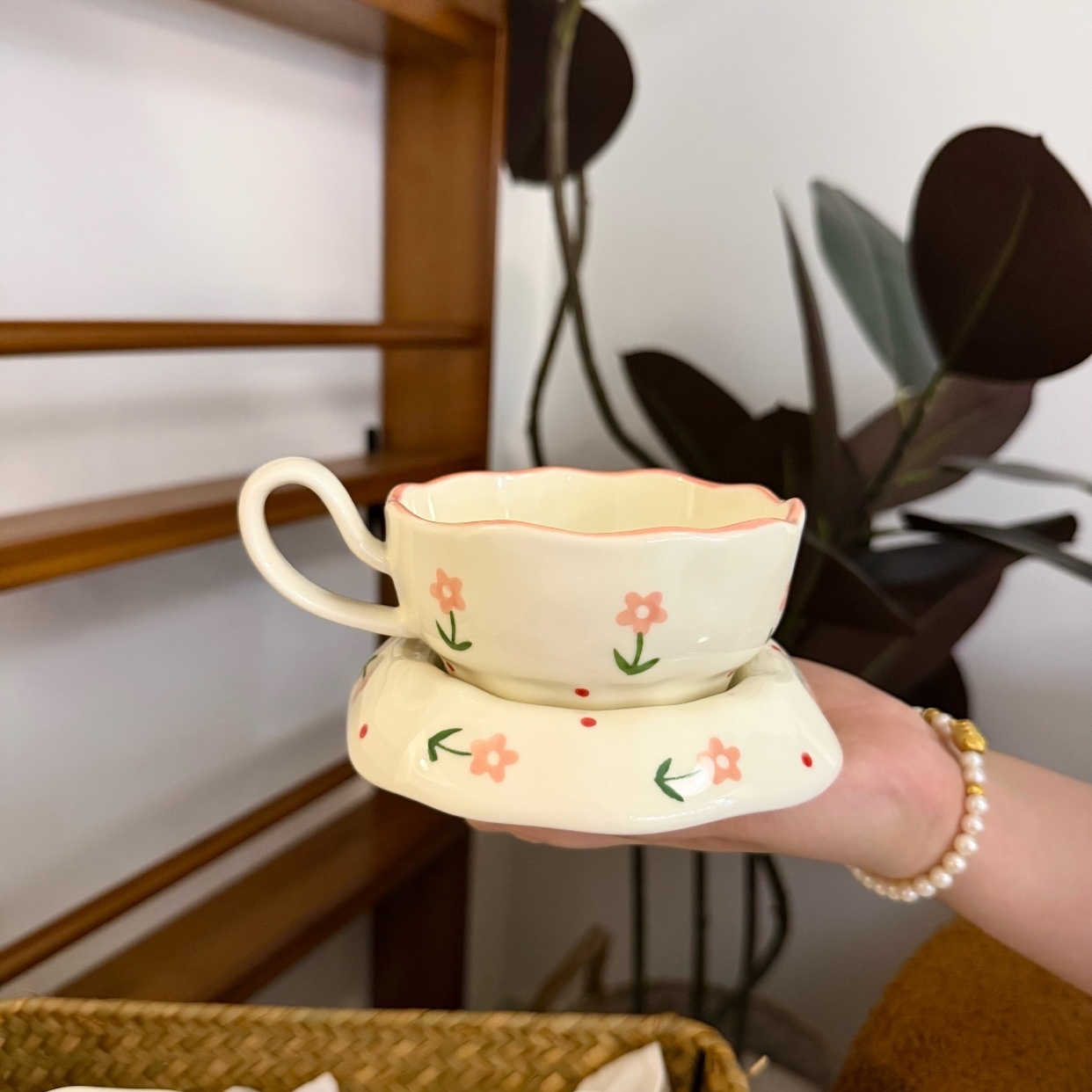 Taza de 250 ml con diseño de pequeñas flores rosas, plato de 13 cm.