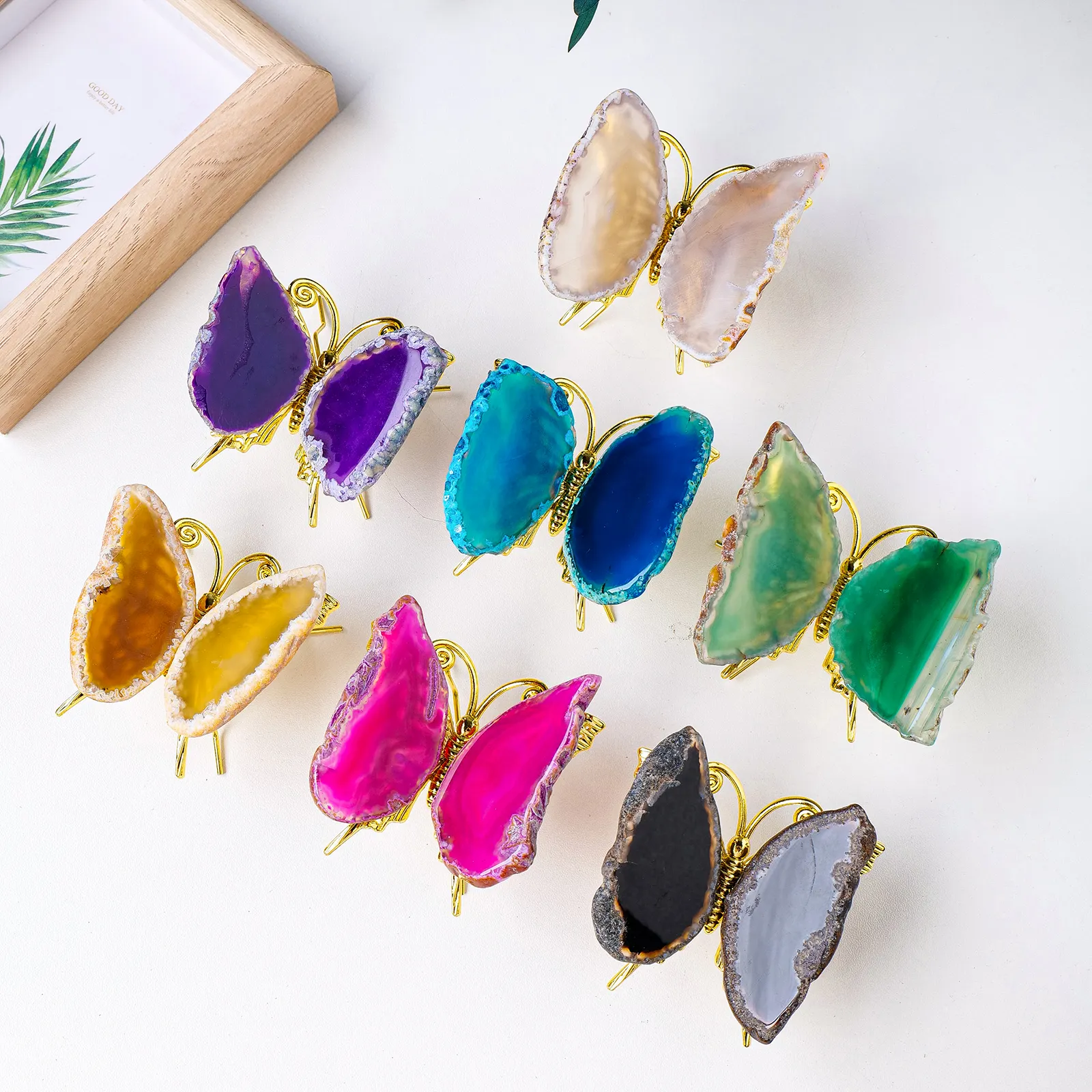 Venta al por mayor de cristal curativo natural hecho a mano colorido ágata rebanada mariposa para la decoración del hogar