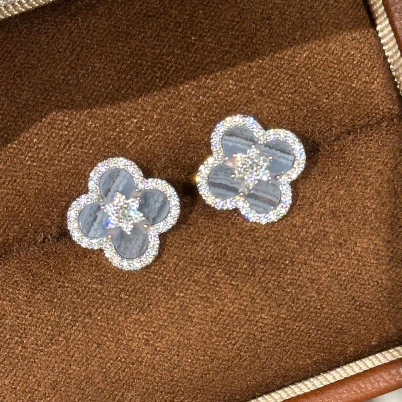 Boucles d'oreilles trèfle à quatre feuilles en calcédoine violette