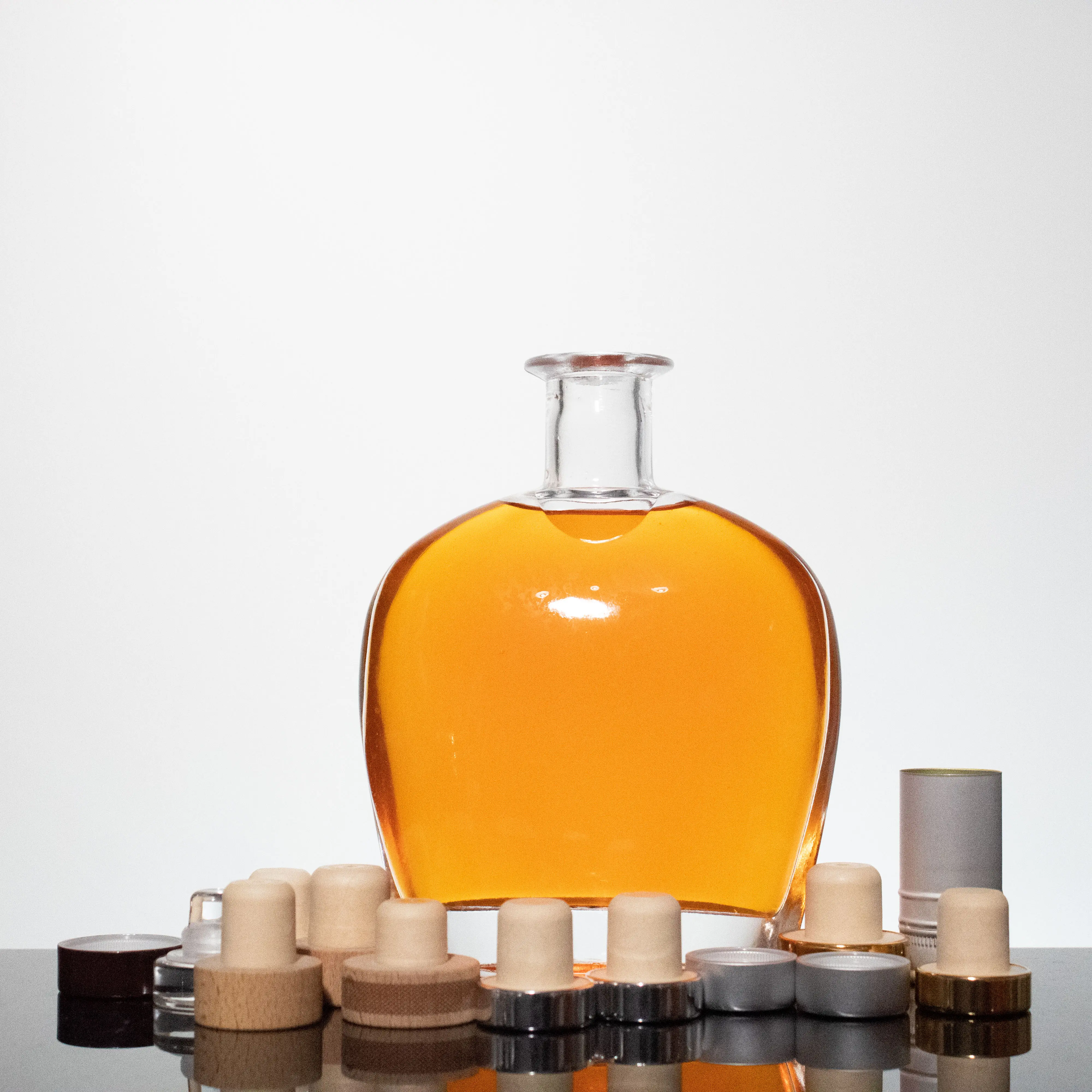 Botellas al por mayor bajo precio vacío brandy vodka whisky vidrio personalizado bebida transparente calcomanía 700 Ml botella