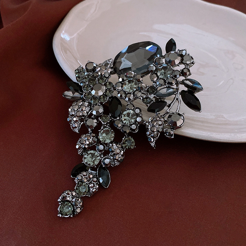 136# broche-pistolet feuilles noires