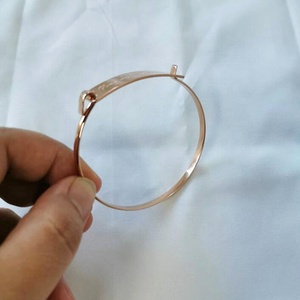 Mode benutzer definierte vergoldete gravierte Unterschrift Armband benutzer definierte Frauen Edelstahl Schmuck Bar Haken offenes Armreif Armband - Product Image 5