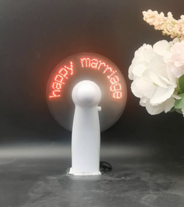 Nuevo producto Mini portátil Handy Led mensaje personalizado ventilador de batería, programable Led Display ventilador eléctrico de mano