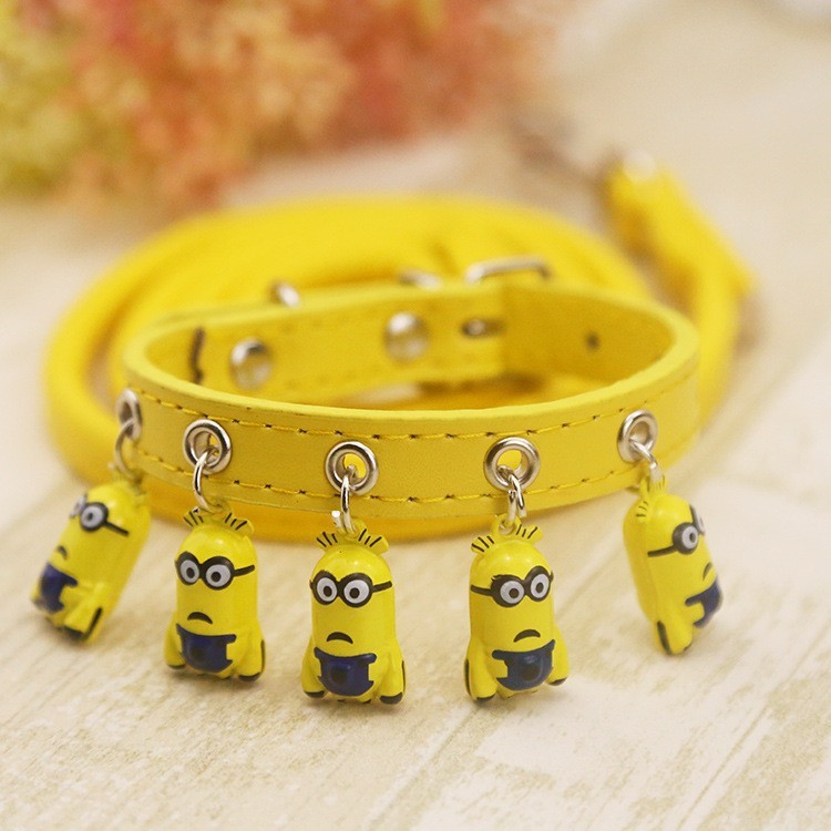 กระดิ่ง 5 อัน, แว่นตาสีเหลือง, ปลอกคอ, สายจูงสีเหลือง