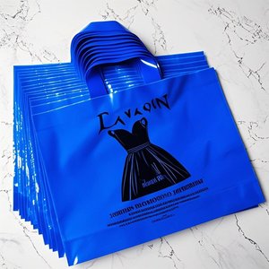 バルクTシャツプラスチックショッピングバッグハンドル付き便利なハンドルデザイン卸売バイヤー