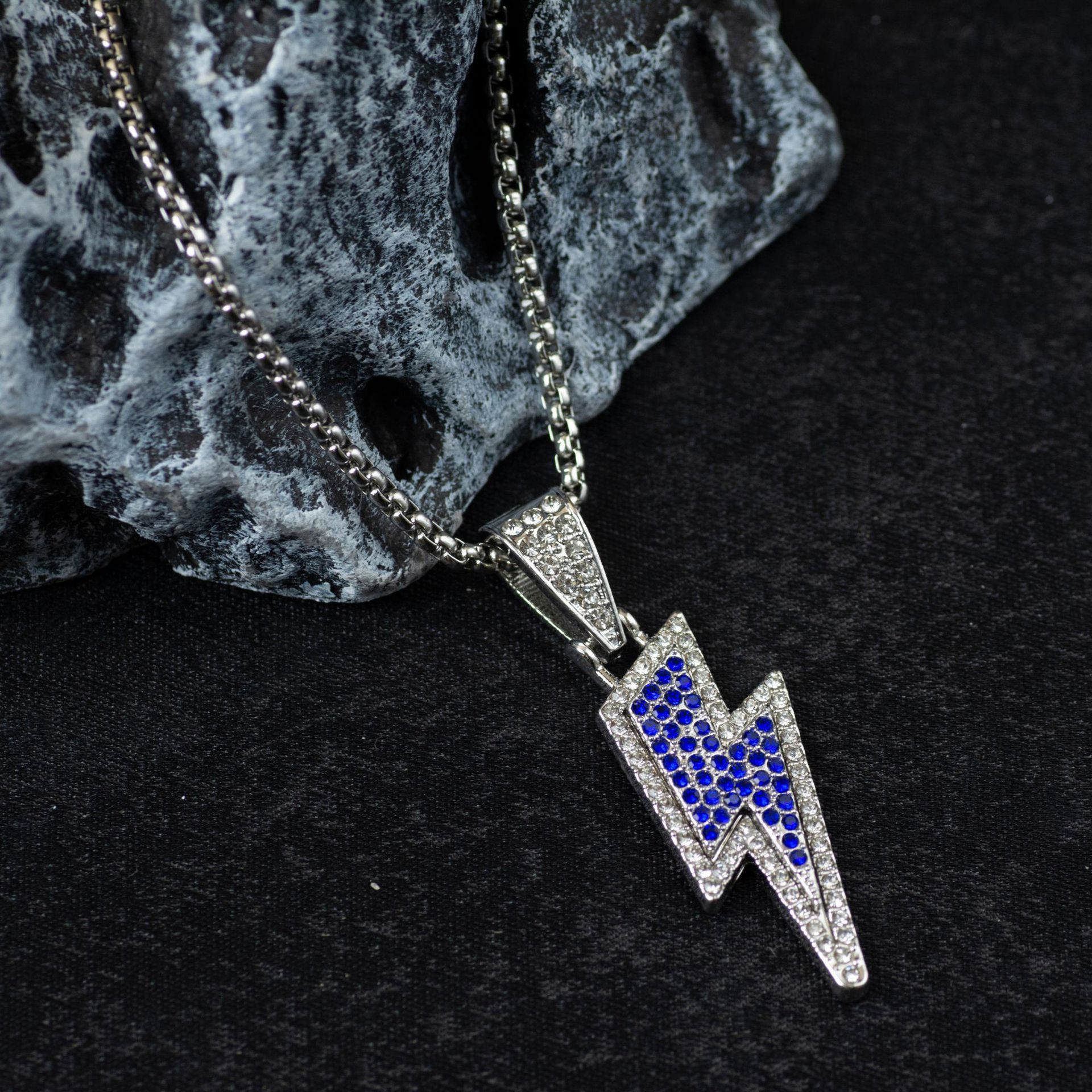 Relámpago púrpura con cadena de acero
