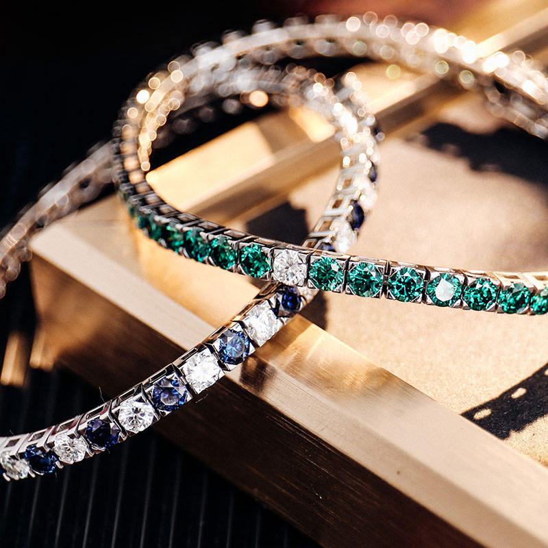 Pulsera de piedras preciosas de oro de 10 quilates.