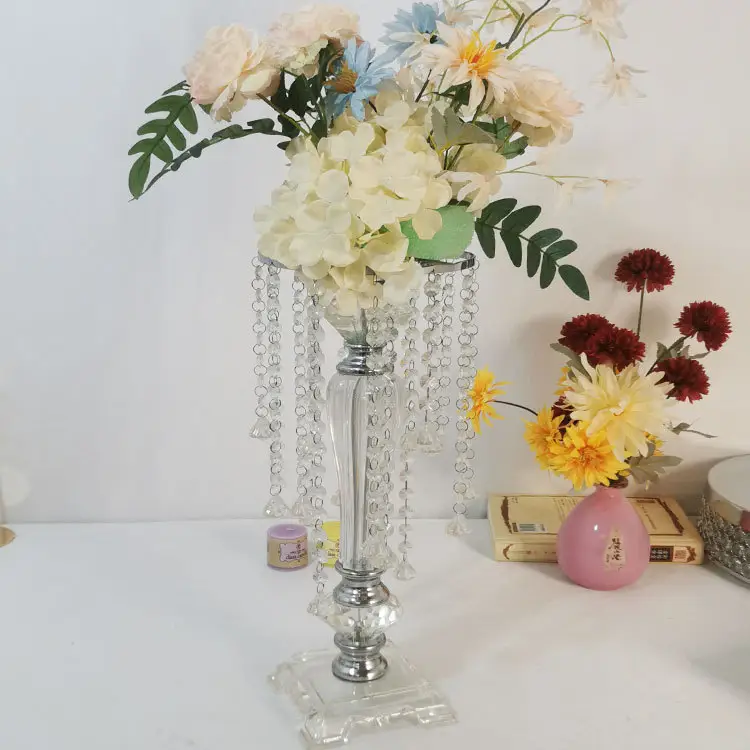 Ornamenti di fiori decorati con candelabro in cristallo acrilico oro, sala banchetti dell'hotel