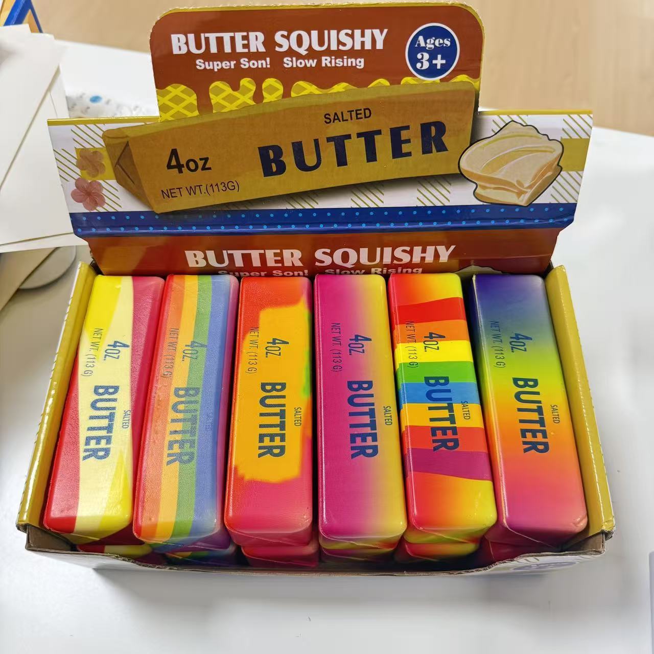 Boîte de présentation colorée pour petits sticks de beurre de 13,5 cm.