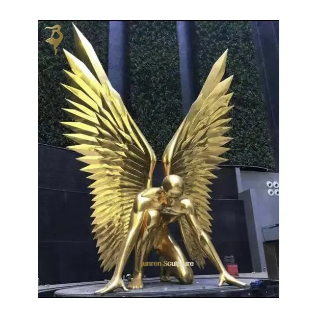 Giardino astratto grande statua di metallo di colore dorato in acciaio inox arte grandi ali d'angelo scultura uomo nudo con grandi ali