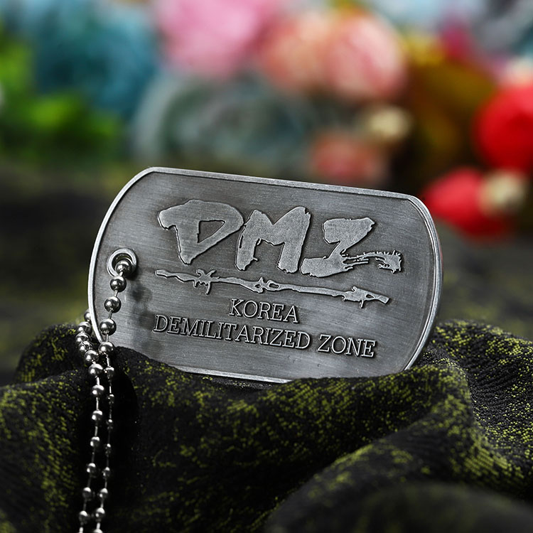 Collar con placa de identificación para perro, plateado en plata antigua.