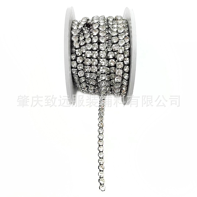 Garra de cuerda negra con diamante blanco.