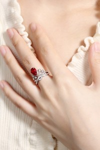 彼女のギフトパーティーの結婚指輪のための女性のヴィンテージ婚約指輪のための真新しい925スターリングシルバーラボで育ったルビーリング