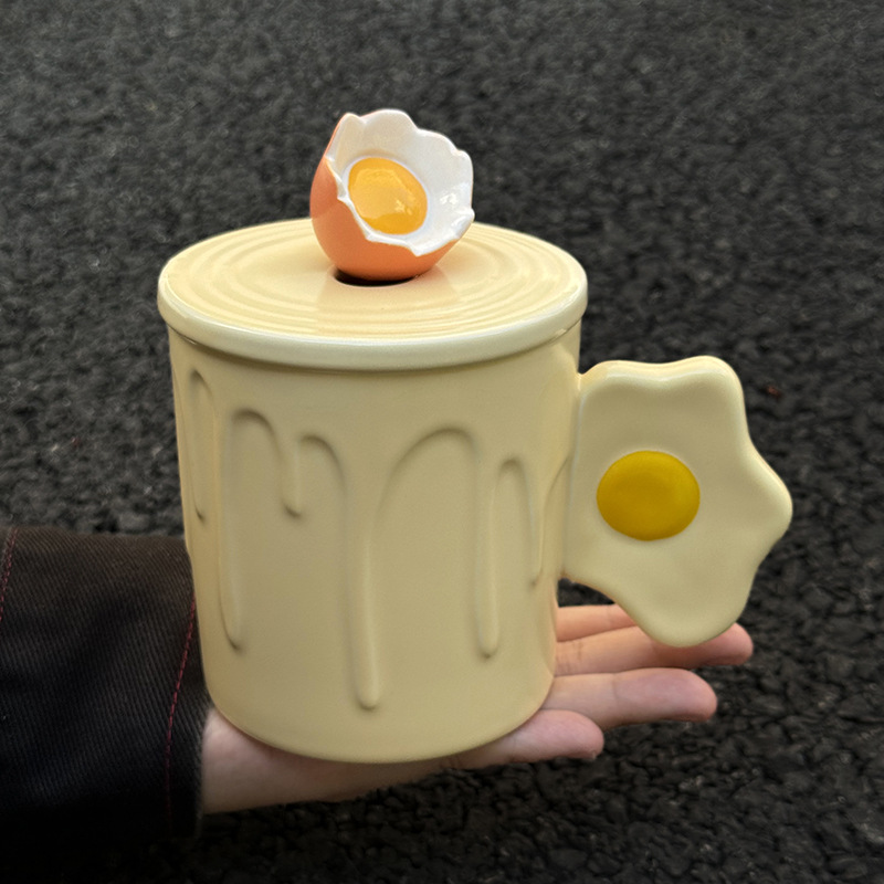Tasse jaune + cuillère + couvercle