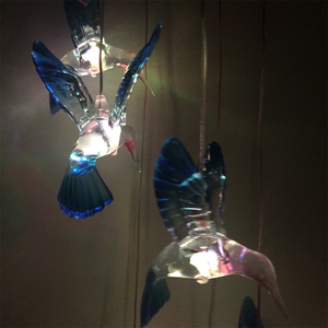 Renk değiştirme RGB LED mavi kristal plastik asılı sinekkuşu hayvan rüzgar çanları lamba aydınlatma için parti ev pencere tatil - Product Image 6