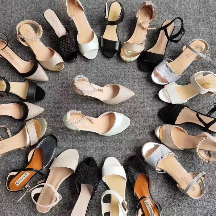 Vente directe d'usine en liquidation de stock, nouvelles sandales à talons pour femmes, chaussures pour femmes, grande quantité, chaussures en stock