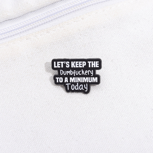 Chúng ta hãy giữ cho dumbfuckery đến mức tối thiểu Ngày Hôm Nay văn bản salon tóc Trâm Quote ngắn nói ba lô Huy hiệu quần áo phụ kiện Quà Tặng - Product Image 3