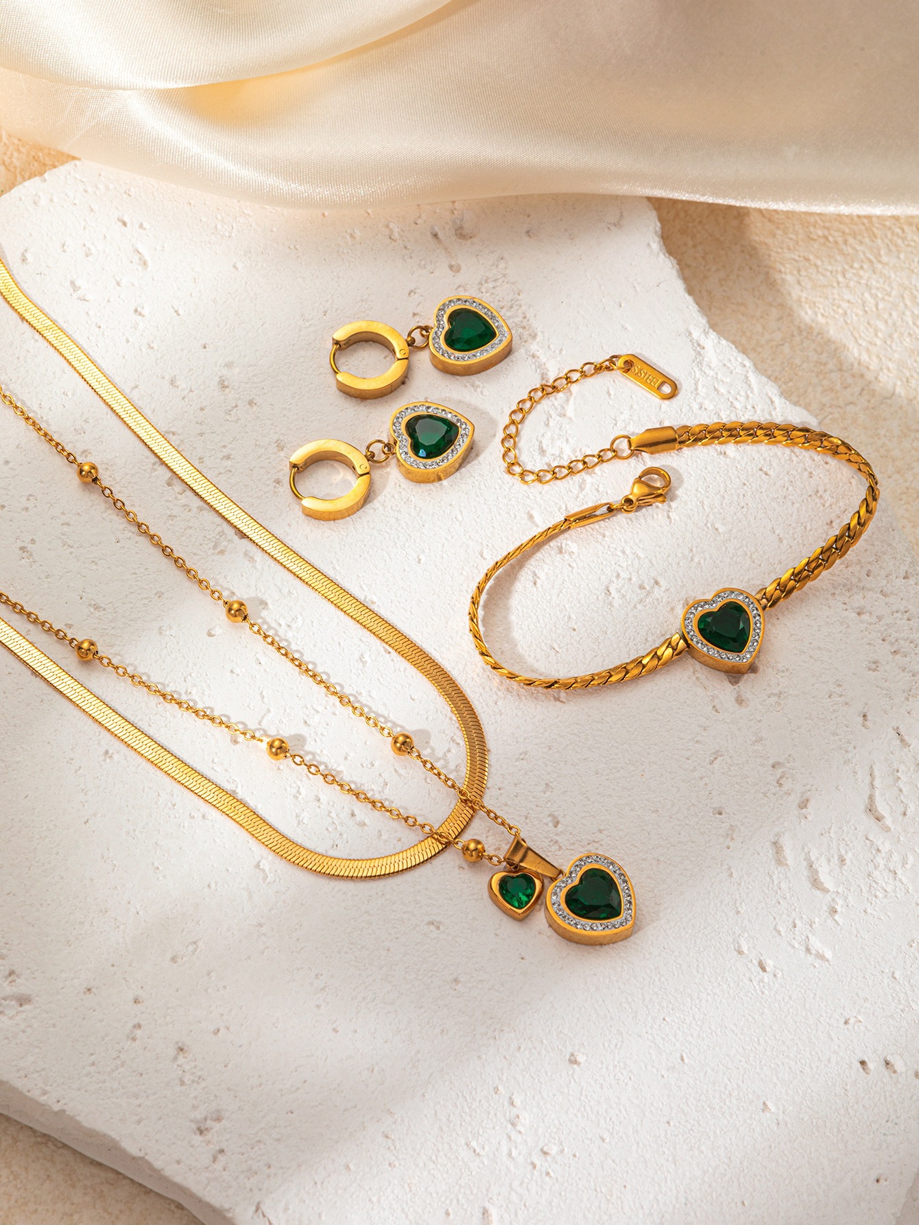 Conjunto de esmeraldas en forma de corazón de doble cadena