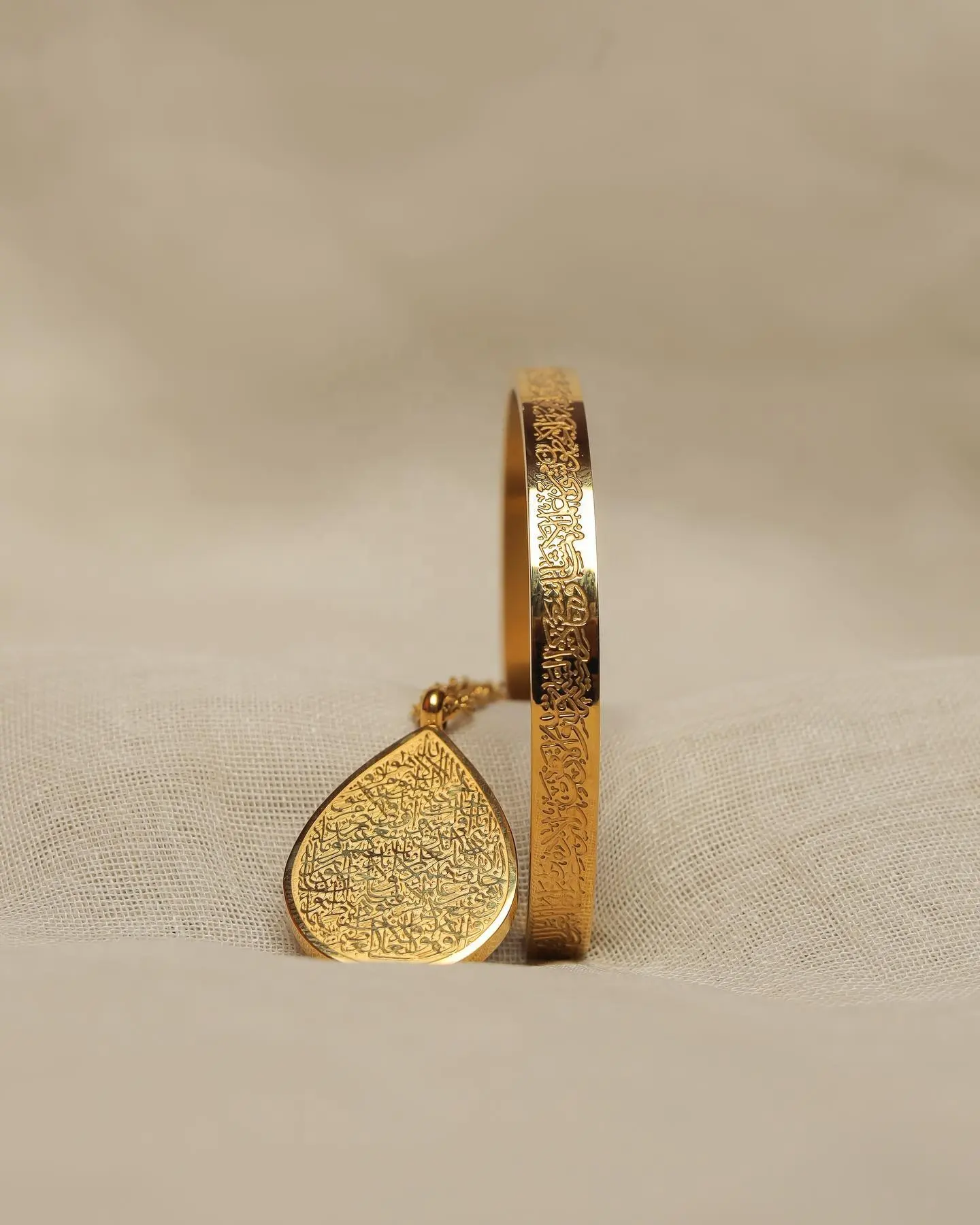 Braccialetto rigido con polsino arabo in acciaio inossidabile dorato aperto personalizzato personalizzato all'ingrosso inciso AYATUL KURSI