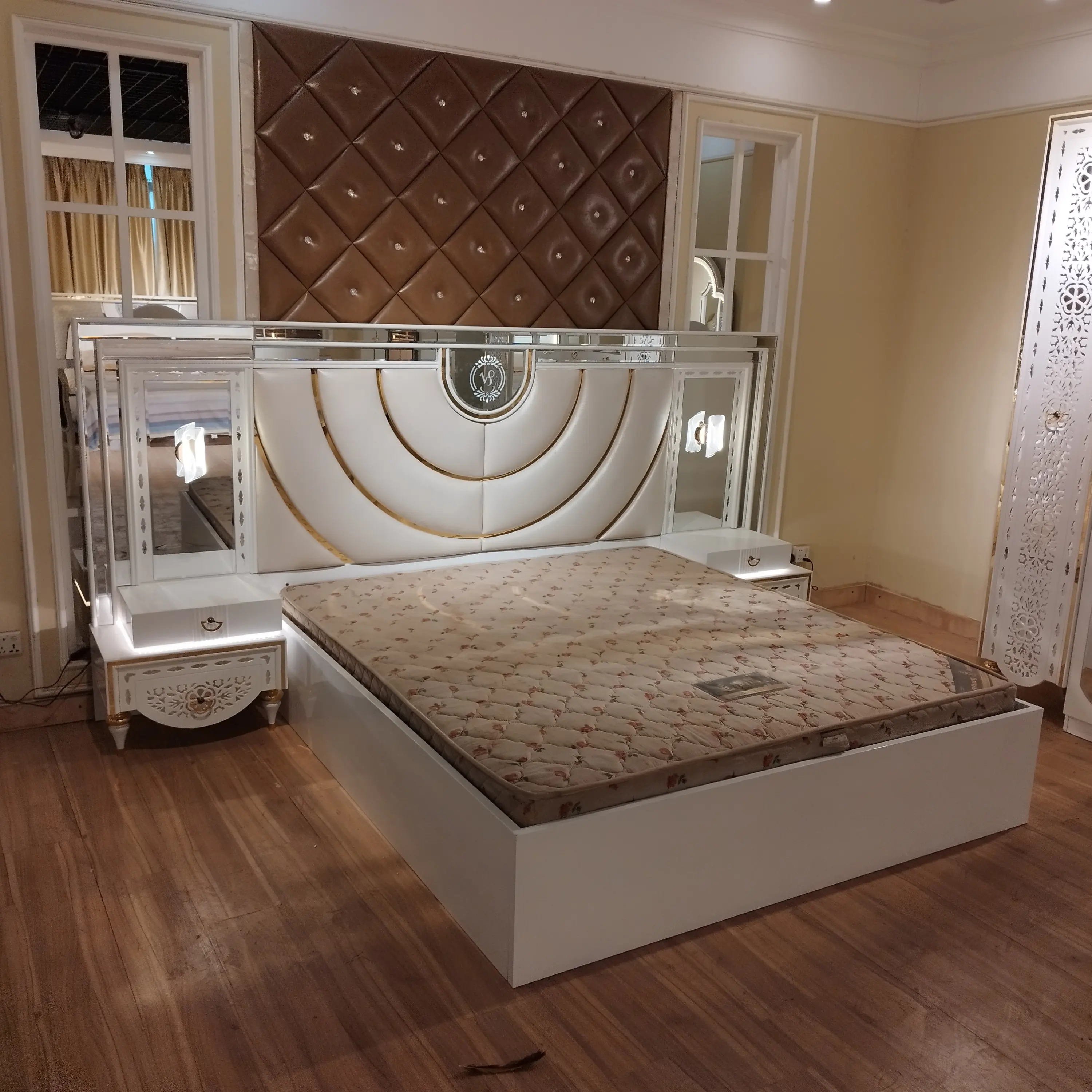 Tout nouveau modèle or design complet chambre 2024 nouvel an promouvoir luxe chambre ensemble armoire commode table de nuit peinture en gros