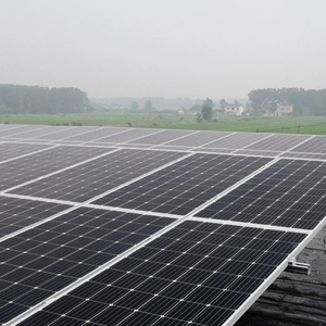 便携式550瓦全黑单晶太阳能电池板玻璃前盖家用屋顶安装太阳能发电系统OEM电源5W