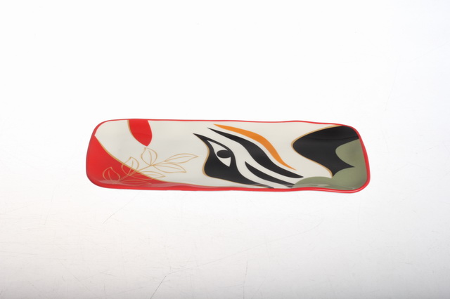 Assiette rectangulaire 22 cm avec bord rouge et décalcomanie