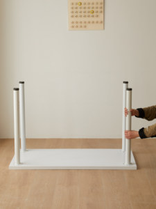 Mesa de ordenador plegable blanca que marca tendencias 2024 para sostener libros y uso de oficina - Product Image 3