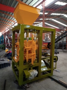 Best QT4-26 Semi-automatic Concrete <strong>Block</strong> Making <strong>Machine</strong> <strong>Building</strong> Paving <strong>Block</strong> Making <strong>Machine</strong> <strong>Interlocking</strong> Brick <strong>Machine</strong> - Product Image 5