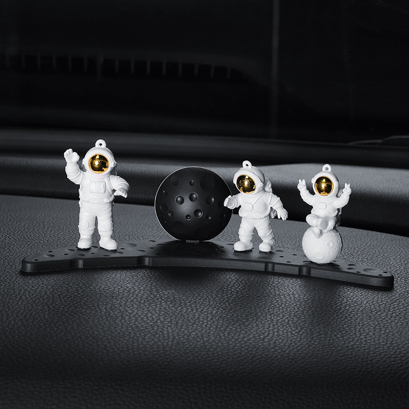 Casco completo dorado de astronauta.