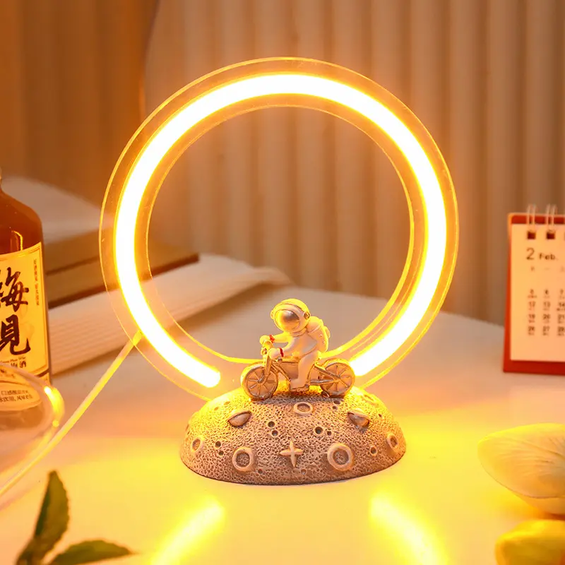 Masaüstü dekorasyon ışık doğum günü hediyesi ev süsler astronot masa lambası yatak odası LED gece lambası