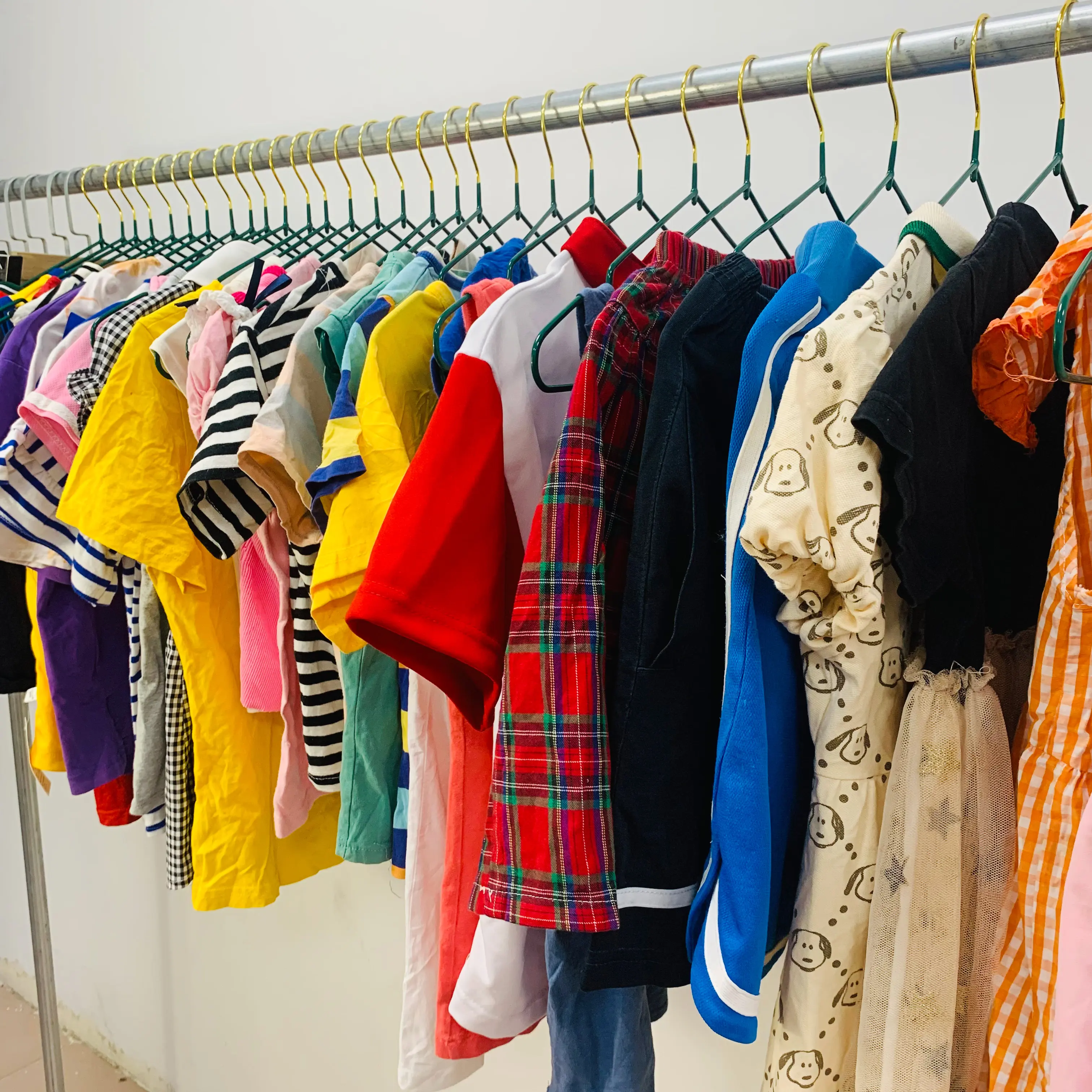 مجموعة متنوعة من الملابس للأطفال ملابس مستعملة للأطفال ملابس صيفية للأطفال ملابس مستعملة للفتيات الصغيرات