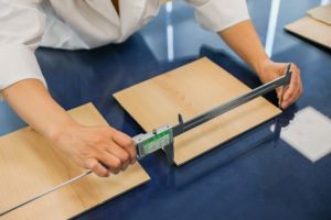 Meşe, ceviz ve tik tasarımları fabrika fiyat SPC döşeme için mat ahşap tahıl PVC Film - Product Image 5