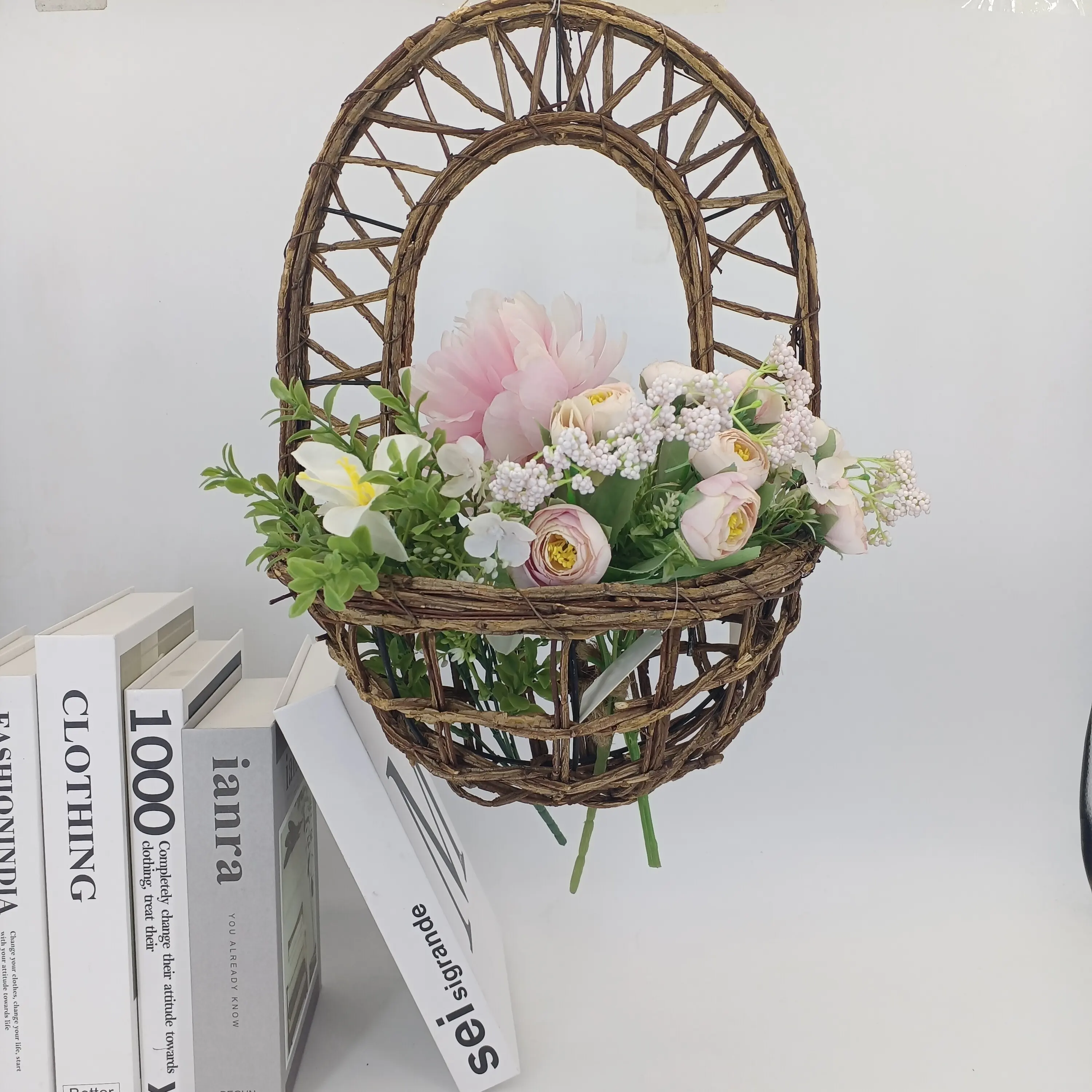 2024 eleganter handgewebter Oster-Rattan-Korb bezauberndes rustikales Blumenarrangement für Heimdekoration und besondere Veranstaltungen