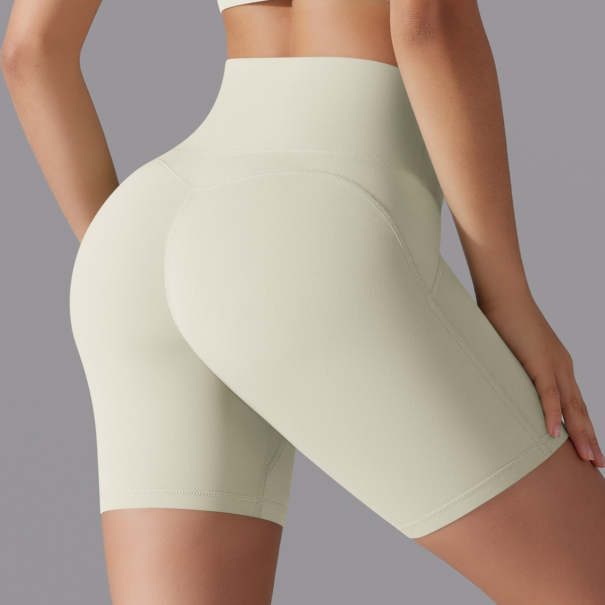 Pantalones cortos color marfil claro.