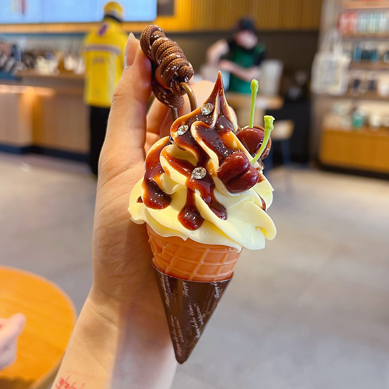 Cornet de glace au chocolat et aux fruits artificiels