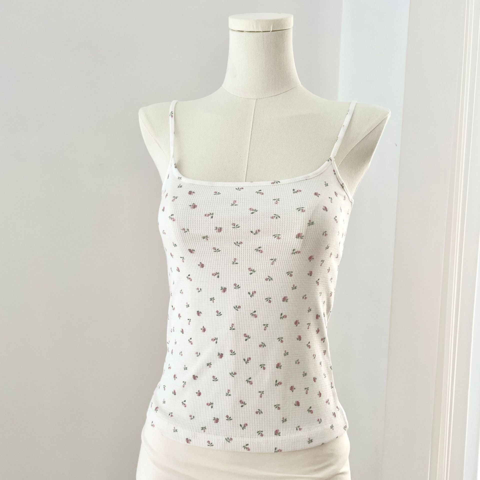 Petites fleurs sur fond blanc