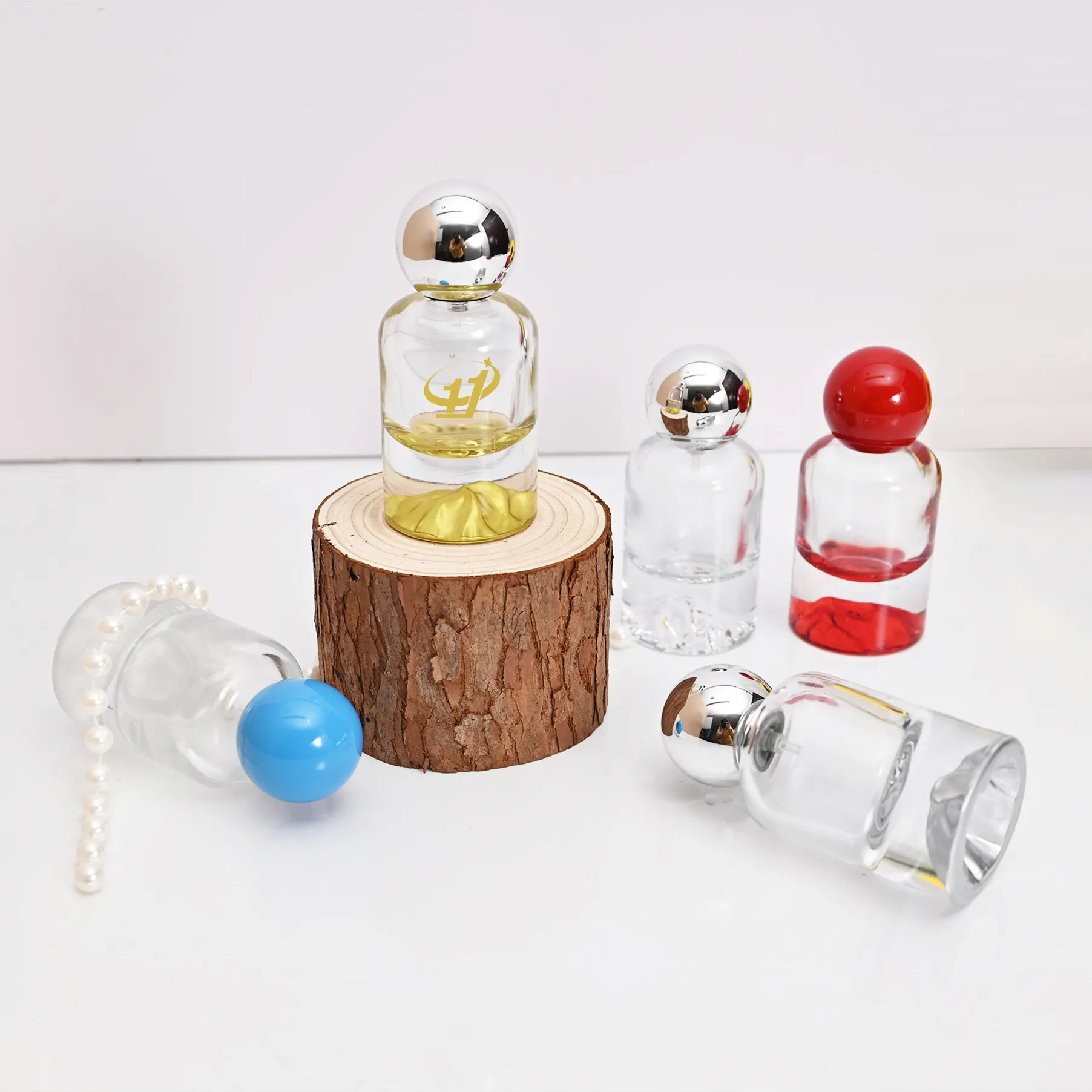 Diseño personalizado Vacío 50ml Fragancia Spray Botella de fondo grueso con cubiertas de bolas Botellas de spray de perfume